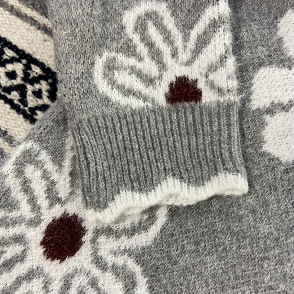 Gray Floral V-Neck Scalloped Sweater Volup Plus Size 4X/5X - Picture 8 of 8